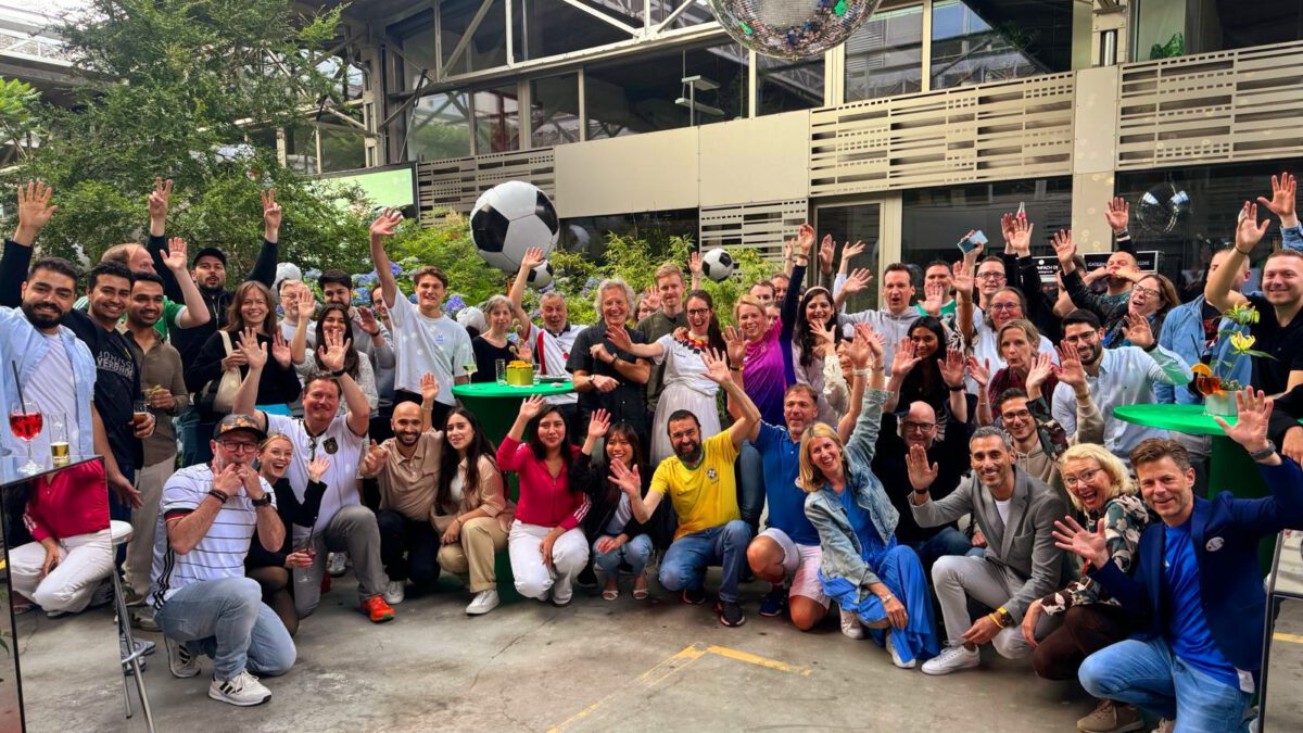 Gesamtes Team F&M auf Sommerfest als Gruppe